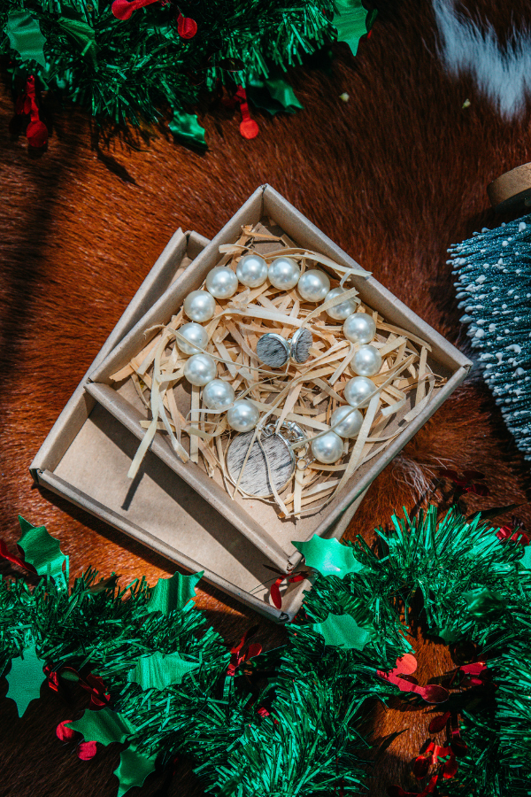 X-MAS Bundle - #02 Faux Pearl Bracelet and Small Cowhide studs